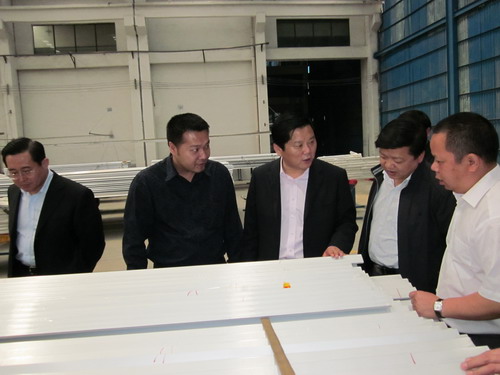 “五一”节，沛县县长等辅导到我今年会jnh江苏分厂慰问一线员工