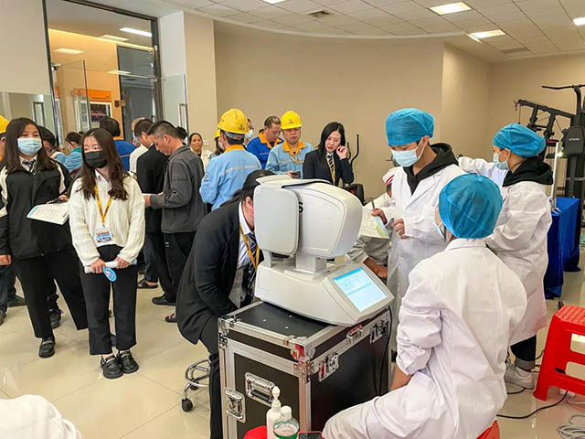 员工们轮流进行视力查抄，整个过程井然有序。