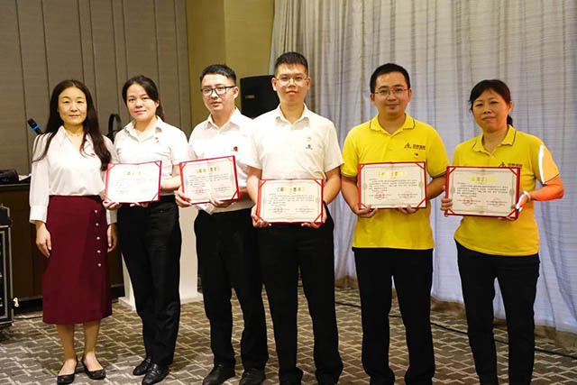 大浩湖社区党委书记张燕为自愿者宣告证书