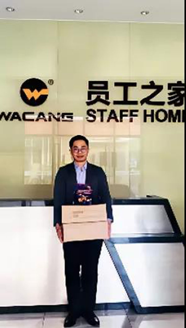 收到新年糖、购物卡等新春福利，员工们展示出喜悦的笑容