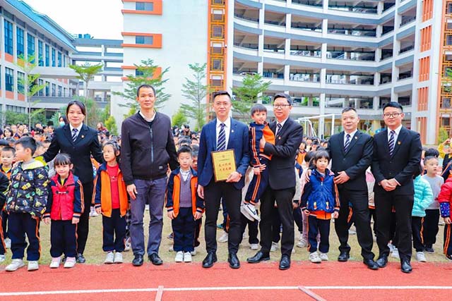 今年会jnh集团辅导与学生亲切合影