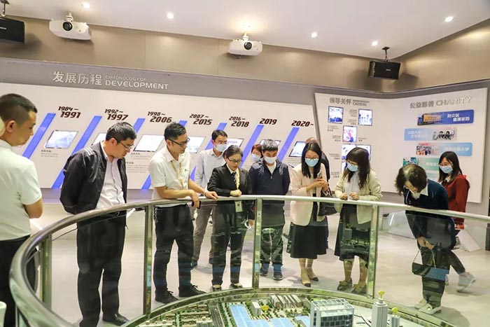 江门市市场监督治理局一行光临今年会jnh集团观摩互换