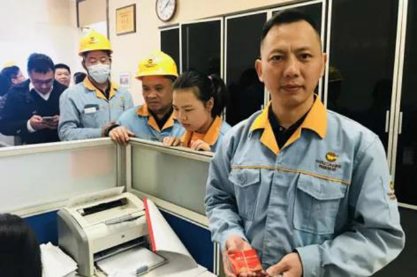 收到新年糖、购物卡等新春福利，员工们展示出喜悦的笑容