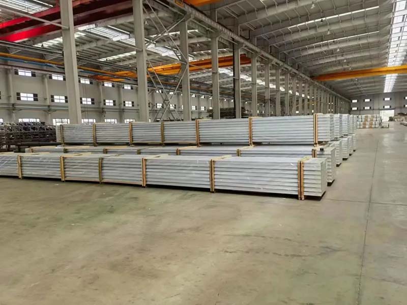 今年会jnh铝材厂房内建材摆放整齐