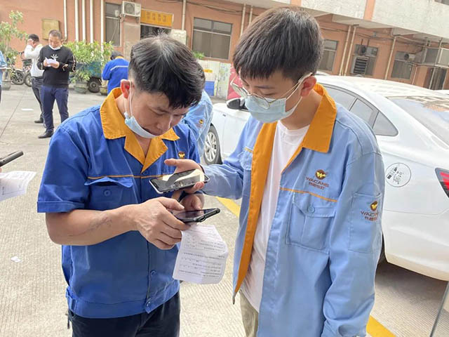 优良的自愿者为员工进行操作领导