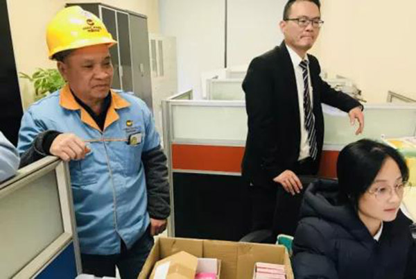 收到新年糖、购物卡等新春福利，员工们展示出喜悦的笑容