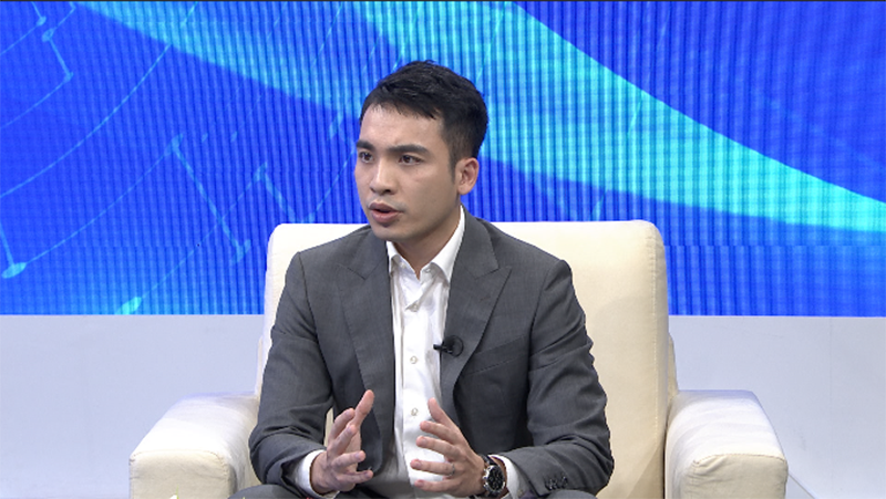 今年会jnh集团受邀央视对话“名嘴”水均益!11月26日晚18：15，锁定CCTV—发现之旅频路《聚焦前锋榜栏目》