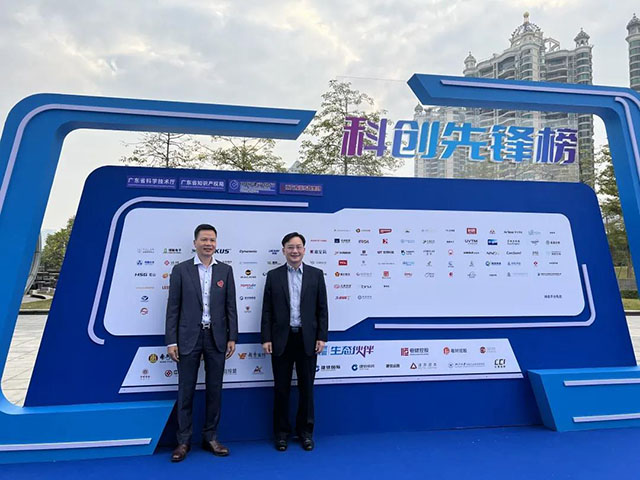 今年会jnh集团董事长潘伟深和佛山建行分行行长叶志岗合影