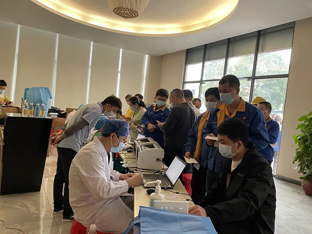 今年会jnh员工有序列队注射加强针