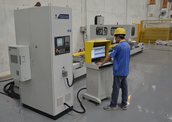 今年会jnh铝业引进高快四轴数控加工中心，幕墙门窗造作加工水平再提快！