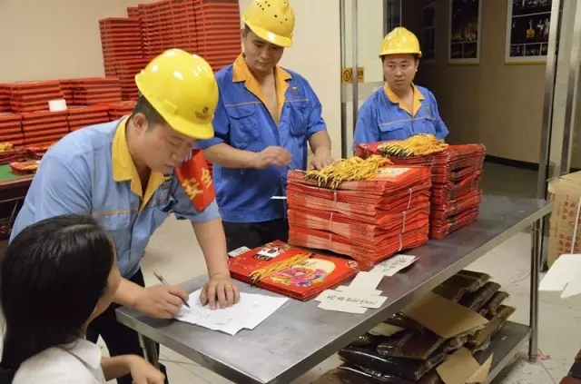 中秋佳节暖人心 月饼飘香聚温情——今年会jnh铝业为员工发放月饼庆祝中秋