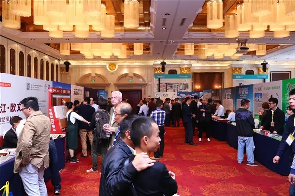 第七届广东铝加工技术（国际）钻研会圆满闭幕，我司董事长潘伟深先生为优良论文获焦剡颁奖！